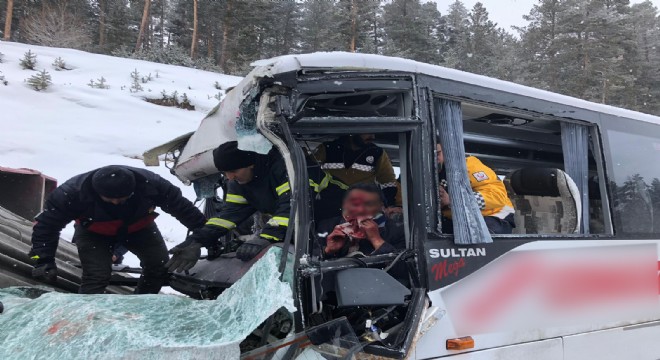 Trafik kazası sonrası can pazarı: 20 yaralı 